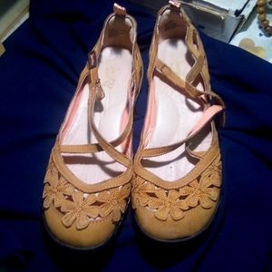 😍😘 Beige Leather cross strap shoes.